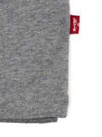 Camiseta Levi's gris en cuello pico