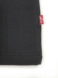 Camiseta Levi's negro en cuello pico