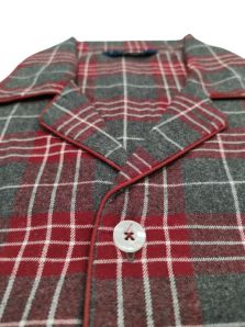 Botón y detalle envivado de la chaqueta del pijama Guasch