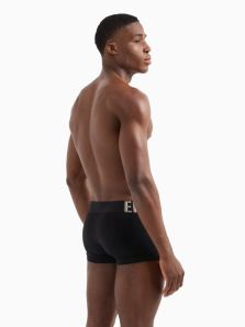Estilo juvenil con los nuevos boxers Emporio Armani negros y cinturilla ancha.