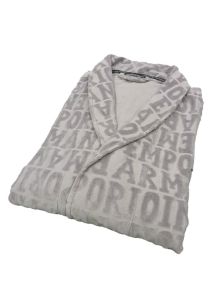 Navidad es elegancia, y elegancia es Emporio Armani: la bata ideal para un invierno de lujo.