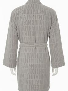 Regala esta Navidad la bata más exclusiva de Emporio Armani, diseñada para quienes aprecian la elegancia en cada detalle.