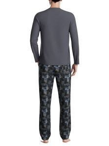 Compra el pijama Impetus, hombre que busca transpirabilidad superior y suavidad natural.