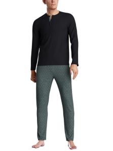 Confort absoluto con el pijama Impetus, hombre elegante que disfruta suavidad natural.