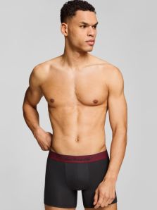El Pack 2 Boxers Levi’s con estampado del Oeste en burdeos y otro liso negro es pura actitud.