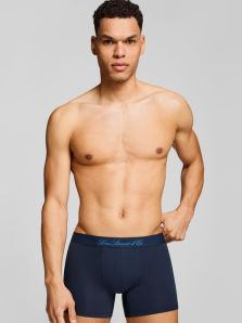 Atrévete con el Pack 2 Boxers Levi’s con estampado geométrico y otro liso en azul marino, con nueva cinturilla estilo retro Levi Strauss.