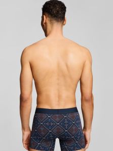 El toque clásico vuelve con el Pack 2 Boxers Levi’s con estampado geométrico y otro liso en azul marino, con nueva cinturilla estilo retro Levi Strauss.