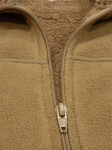 Una inversión en calidad: la Parka Barandi de tejido polar en color arena beige es muy duradera.