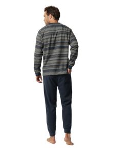 Pijama ADMAS vigoré azul, elaborado en punto milano cálido y resistente, perfecto para un descanso relajado y elegante.