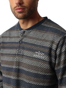 El pijama ADMAS en punto milano vigoré azul combina elegancia, calidez y suavidad en un diseño atemporal.