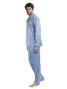 Compra ya tu pijama azul a rayas y siente la suavidad.