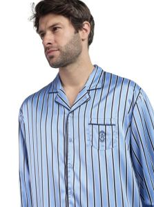 Compra online el Pijama Admas de Raso en azul a rayas y disfruta de su suavidad y estilo atemporal, ideal para cualquier ocasión especial.