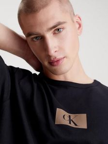 Pijamas juveniles de Calvin Klein: estilo casual chic