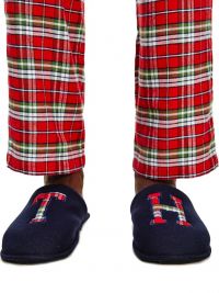 Pijama Tommy Hilfiger en marino afelpado con zapatillas