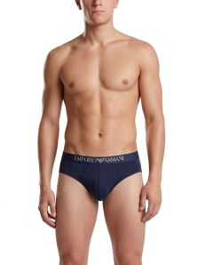 Consigue un look fresco y audaz con el slip de microfibra Emporio Armani; el regalo perfecto para quien lo tiene todo.