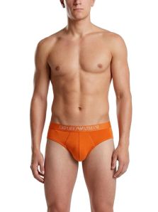 ¿Buscas el regalo ideal para un hombre? Este slip de Emporio Armani en microfibra naranja es la elección acertada.
