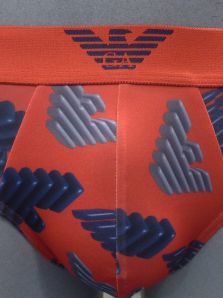 "Slip rojo Emporio Armani, diseño moderno y comodidad premium."