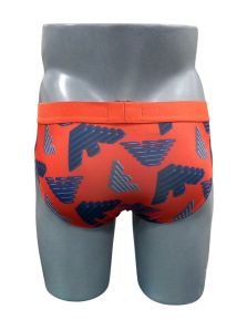 "Slip rojo Emporio Armani, energía positiva para cerrar el año."