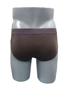 Slip marrón chocolate Emporio Armani combina comodidad y regalo con elegancia