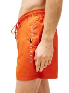 Vacaciones cerca: elige este bañador naranja Tommy y destaca.