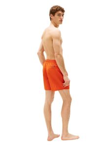 Llévate el verano puesto con este bañador naranja con sello Tommy.