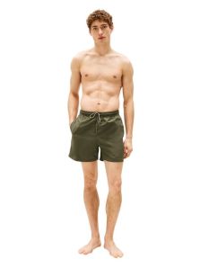 Playa o piscina, este bañador verde militar encaja perfecto.