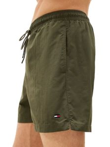 ¿Te vas de viaje? Este bañador Tommy verde militar es ideal para tu maleta.