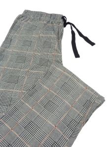 Esta Navidad, sorprende con un pijama clásico y confortable.