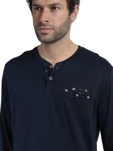 Pijama Admas Classic con bolsillo en el pecho, una opción clásica y práctica para regalar con gusto y estilo.