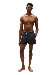 ¡Destaca en la playa! Bañadores Tommy Jeans, estilo atemporal y secado rápido.