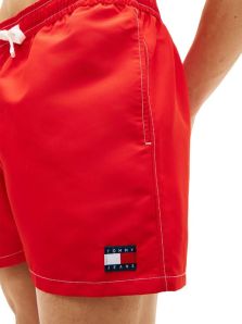 Consigue tu bañador rojo de Tommy Jeans. Estilo moderno y secado rápido. ¡No te lo pierdas!