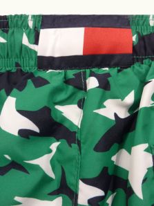 Compra bañadores tipo bermuda de Tommy Hilfiger estampado con tiburones