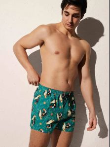 La nueva moda de bañadores con estampados tropicales para hombre