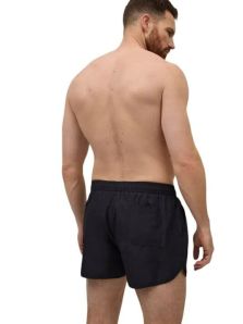¡Date un capricho! Bañador corto para hombre de Ysabel Mora en color negro ¡añade un toque de sofisticación a tus días de playa!