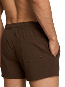 Vista trasera de bañador Puma marrón chocolate con bolsillo trasero y diseño corto