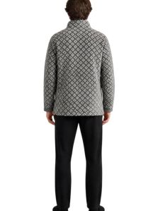 Vista trasera de la bata corta Pettrus para hombre joven, con estampado geométrico en tonos grises y estilo informal para el día a día en casa.