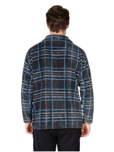 Vista trasera de la bata corta Massana de hombre en tejido polar gris con estampado de cuadros, una prenda cálida y actual para el invierno.
