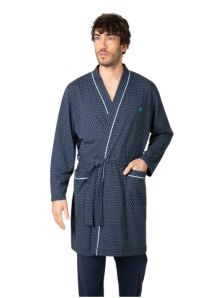 Detalle del cuello cruzado con ribete decorativo en bata Massana para hombre