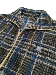 Bata corta Massana para hombre con diseño juvenil de cuadros grises, cuello con solapa y bolsillos delanteros, ideal para estudiantes y jóvenes que buscan abrigo y comodidad en casa.