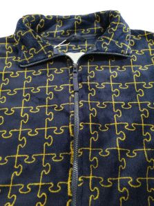 Bata corta Muydemi azul marino con estampado puzzle, una prenda de coralina suave y cálida para regalar en invierno.