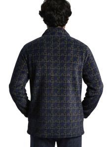Vista trasera de la bata corta Muydemi de coralina azul marino con estampado puzzle y líneas mostaza.