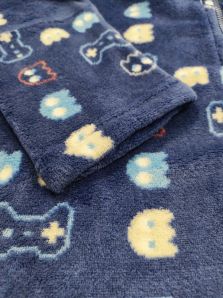 Primer plano del estampado de videojuegos Comecocos en la bata corta de coralina Muydemi para hombre.