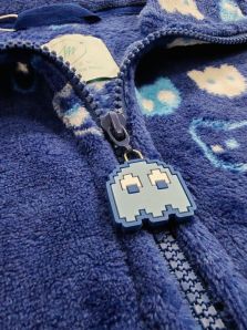 Detalle del tejido de coralina de la bata Muydemi, suave y agradable para estar calentito en casa durante el invierno.