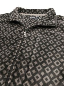 Primer plano del estampado de rombos en tonos grises de la bata corta Pettrus, con un diseño moderno para jóvenes y estudiantes.