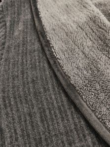 Detalle del tejido de la bata Soy Underwear de hombre en gris, suave y abrigada