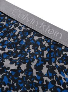 Detalle del tejido de microfibra con estampado de camuflaje azul del bóxer Calvin Klein
