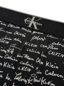 Detalle del tejido de microfibra con estampado de logotipos blancos del bóxer Calvin Klein