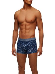 Modelo con bóxer Calvin Klein de microfibra con estampado de camuflaje azul