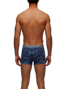 Modelo mostrando la parte trasera del bóxer Calvin Klein de microfibra con estampado de camuflaje azul
