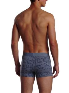 Vista trasera del bóxer Calvin Klein de microfibra gris con estampado de logos en modelo